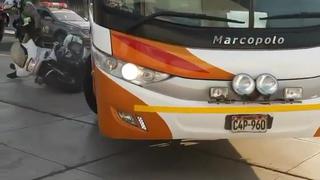 Bus de Universitario chocó con un policía motorizado en su llegada al partido ante Palmeiras [VIDEO]