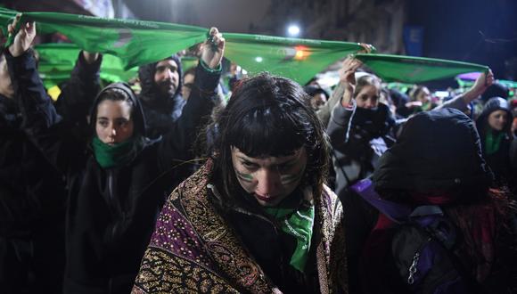 El fracaso de la legalización del aborto fue recibido por desconcierto por millones de simpatizantes alrededor del mundo. En la imagen, una muchacha se lamenta en las afueras del Parlamento argentino. (Foto: AFP)
