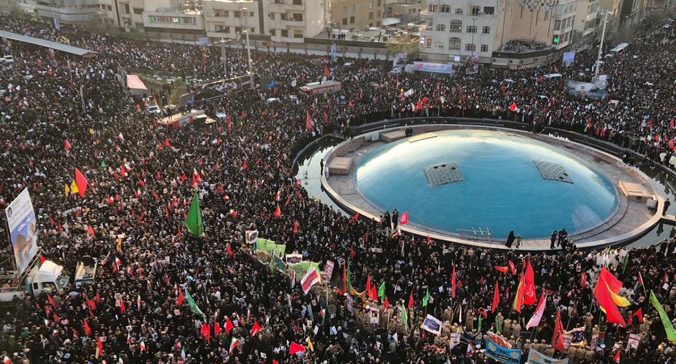 Miles de manifestantes se reúnen para rendir homenaje al principal comandante militar iraní Qasem Soleimani, luego de ser asesinado en un ataque estadounidense en Bagdad, en la capital Teherán. (EFE)