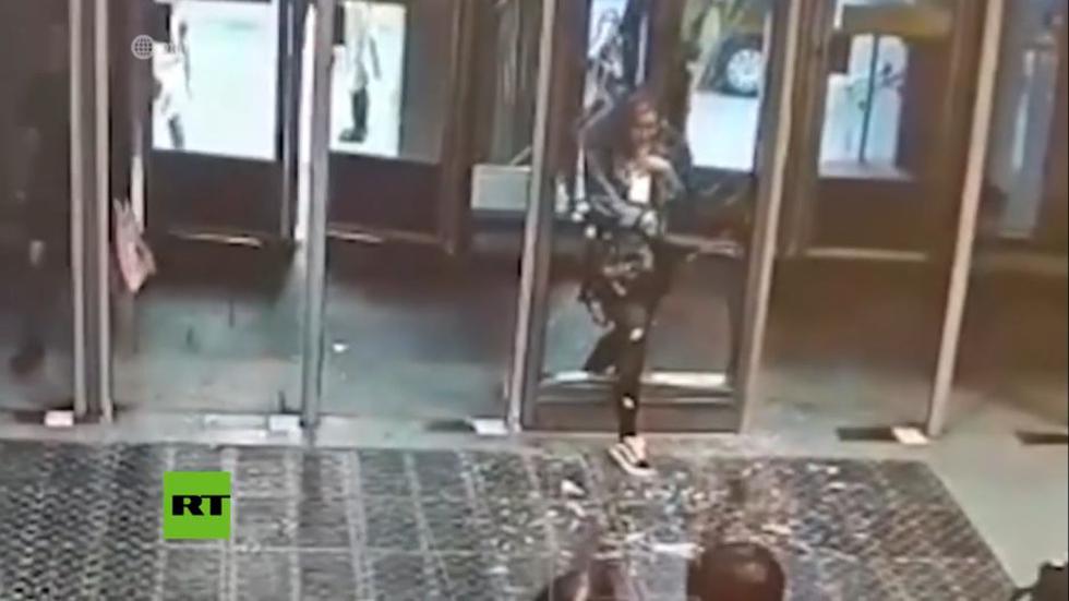 Una mujer pasó un apuro por estar atenta a su móvil. (YouTube)