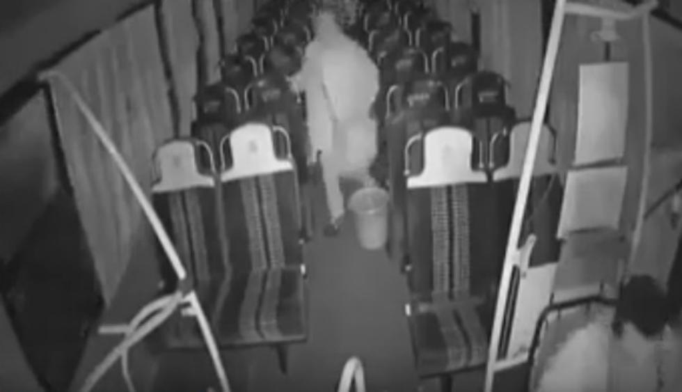 El video de un chofer que se asusta con una pasajera ‘fantasma’ se viralizó por la forma en que él reacciona. (Foto: Captura)