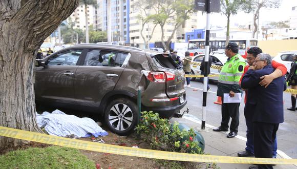 Dos personas fallecieron a consecuencia de ese lamentable accidente en la avenida Javier Prado. ( Jessica Vicente/GEC)