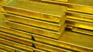 Oro cierra en terreno negativo tras alza global del dólar