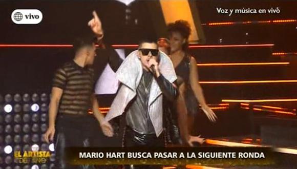 El conocido Mario Hart salió a la pista de baile para cantar 'Me vale'. (Captura de pantalla)