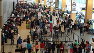 Gobierno confirma eliminación del metro de distancia social en aeropuertos del Perú