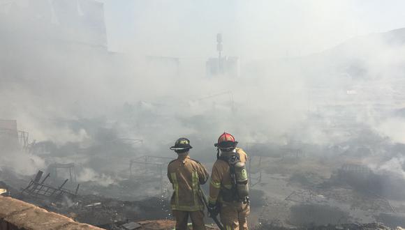 Incendio en altura de la cuadra 4 de la avenida Los Próceres de Campoy, en San Juan de Lurigancho. Foto: Violeta Ayasta