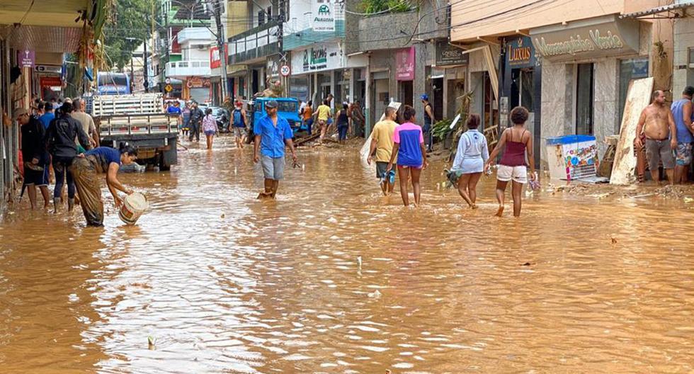 En fotografías y vídeos en las redes sociales se ven las calles totalmente inundadas y automóviles arrastrados por la corriente. (Foto: AFP)