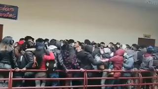 Bolivia: Seis estudiantes caen de un cuarto piso y mueren al romperse una baranda de universidad [VIDEO]