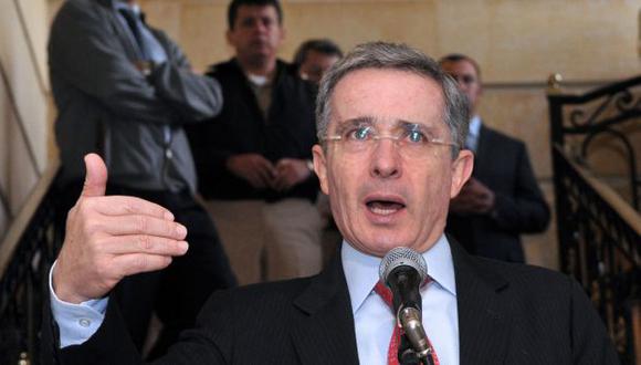 Álvaro Uribe arremetió contra los resultados electorales del domingo en Colombia. (AFP)