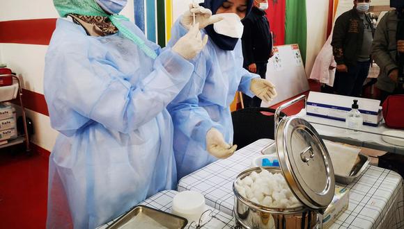 Enfermeras preparan jeringas en un centro sanitario en Salé, cerca de Rabat, en Marruecos. (Foto: EFE)