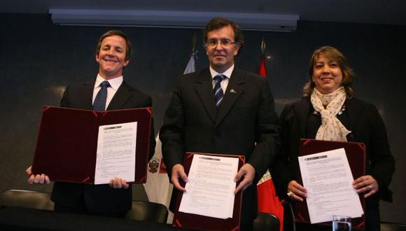 Autoridades firmaron acuerdo para promover infraestructura turística en la Costa Verde. (Andina)