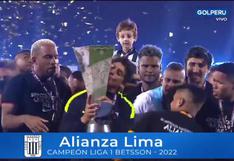 Alianza Lima y el preciso instante en el que levanta la copa de la Liga 1 ante la ovación de sus hinchas
