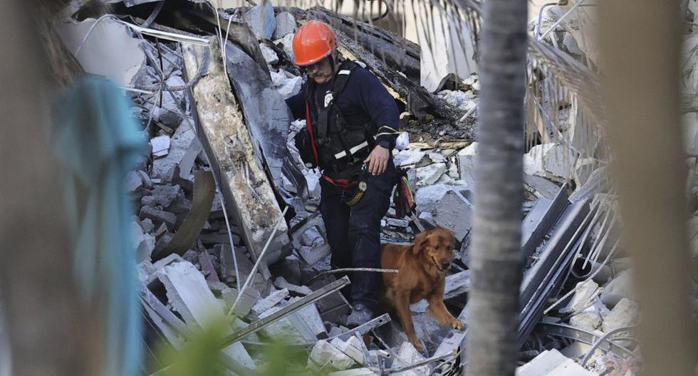 El personal de rescate de bomberos realiza una búsqueda entre los escombros del condominio Champlain Towers en Surfside, Florida, el jueves 24 de junio de 2021. (David Santiago/Miami Herald/AP).