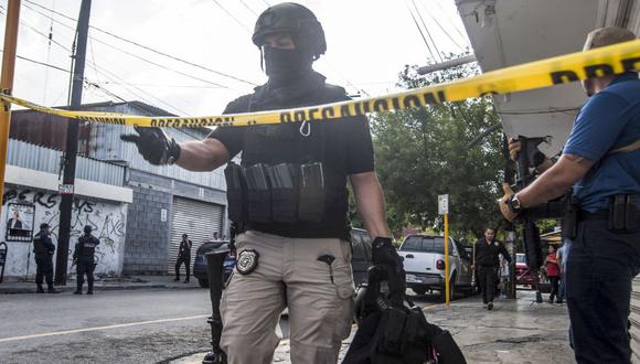 Elementos del Ejército Mexicano y la Policía estatal custodian el lugar donde cuatro hombres murieron tras un tiroteo con policías estatales, en Monterrey, México, el 26 de septiembre de 2018. (Foto de Julio Cesar AGUILAR / AFP)