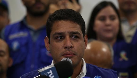 El diputado venezolano exiliado de la oposición, José Manuel Olivares, habla durante una conferencia de prensa sobre la entrega de ayuda internacional a su país. (Foto: Getty)