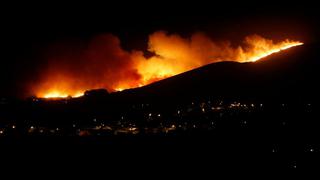 Bomberoscombaten un incendio de grandes dimensiones en Portugal