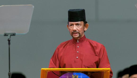 El sultán Hassanal Bolkiah de Brunéi pidió que se fortalecieran las enseñanzas islámicas y las penas para los que las incumplen, lo que ha causado la condena mundial. (Foto AFP)