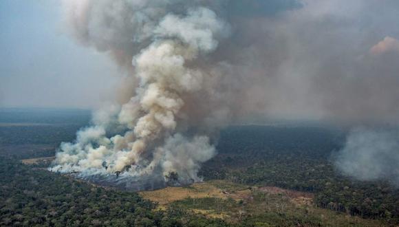 Fotografía aérea publicado por Greenpeace que muestra humo saliendo de incendios forestales en el municipio de Candeias do Jamari, cerca de Porto Velho en el estado de Rondonia. (Foto: AFP)