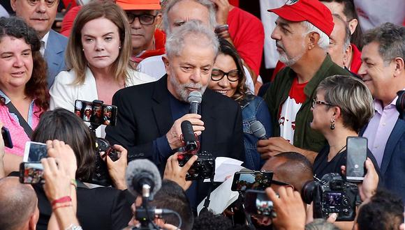 El expresidente brasileño Luiz Inácio Lula da Silva, habla tras salir de la cárcel donde cumplía una condena por corrupción desde hacía 1 año y 7 meses, en la ciudad de Curitiba (Brasil). (Foto: EFE)