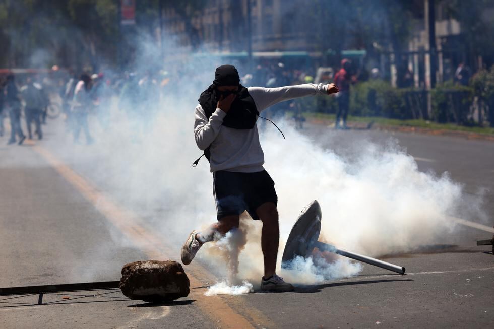 Un manifestante patea un bote de gas lacrimógeno durante una prueba en la Plaza Italia en Santiago. (Foto: AFP)