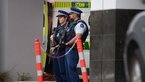 La policía montó guardia frente al Hospital Christchurch, en Nueva Zelanda. (Foto: AFP)
