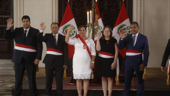 Dina Boluarte y los nuevos ministro de Estado. (Foto: Piko Tamashiro/@photo.gec)