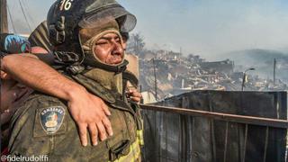 Bombero sigue trabajando en incendio a pesar de que su casa ardía en llamas