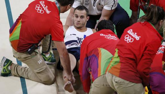Río 2016: Gimnasta francés que se fracturó la pierna izquierda fue operado con éxito. (Reuters)