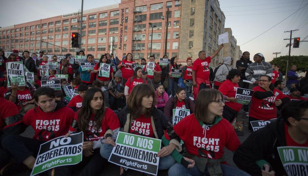 Manifestantes reclamaron este martes en Estados Unidos por el salario mínimo de US$15 la hora, en Los Ángeles, California. (AFP)
