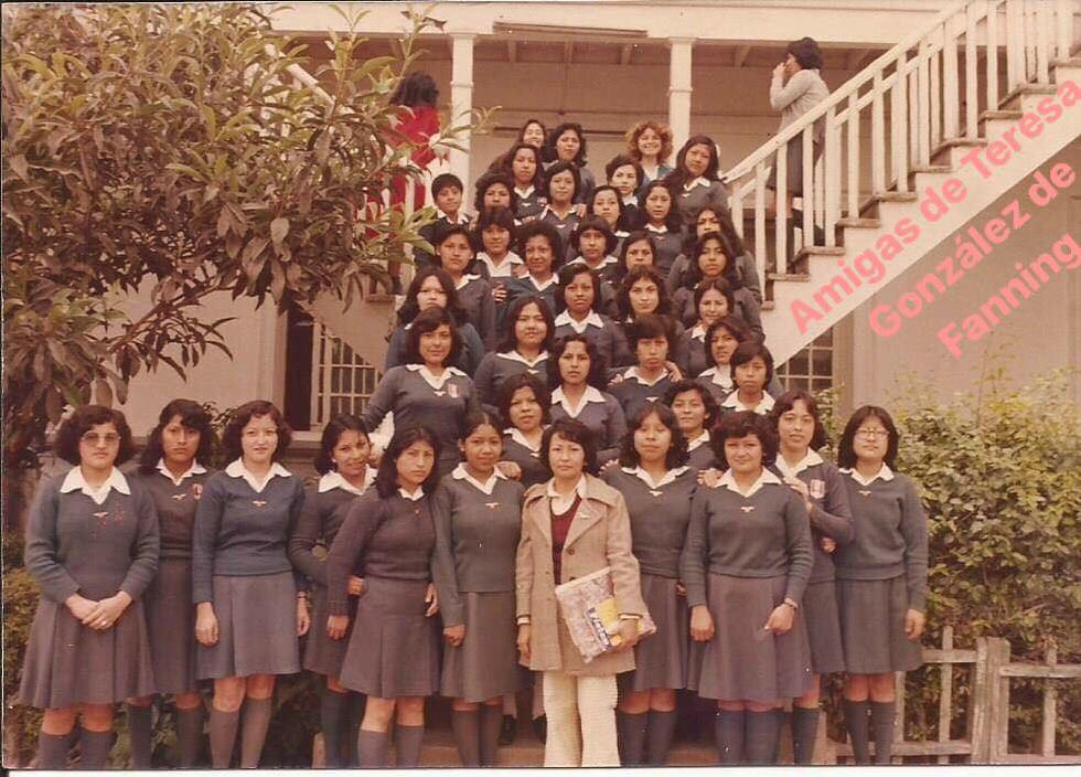 1978. Una promoción de alumnas del Teresa Gonzáles de Fanning posa junto a una profesora. (Foto: Facebook Facebook Amigas de Teresa González de Fanning Lima)