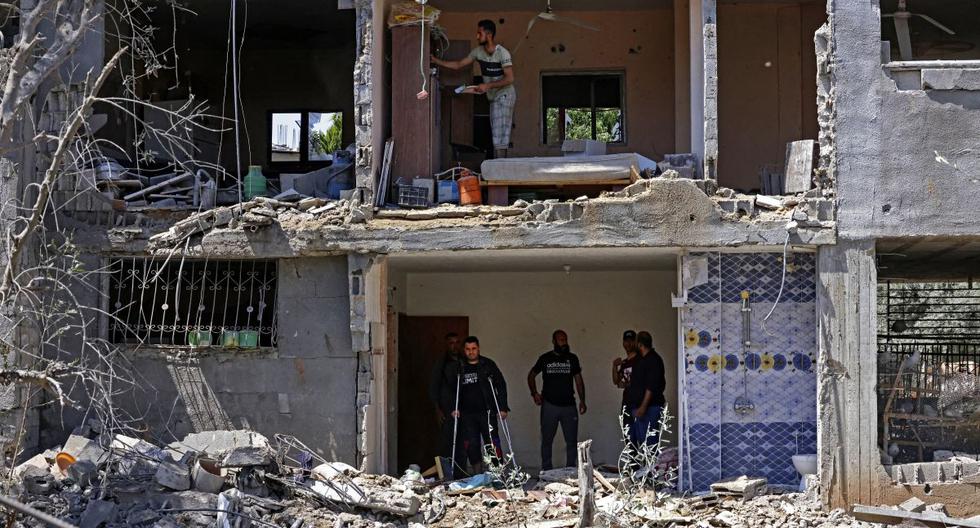 Los palestinos evalúan el daño en un edificio causado por los ataques aéreos israelíes, en Beit Hanun, en el norte de la Franja de Gaza, el 14 de mayo de 2021. (MAHMUD HAMS / AFP).