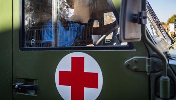 Imagen referencial. Un miembro del equipo médico del Ejército Nacional de Zimbabue es visto en una ambulancia. (Zinyange Auntony / AFP).