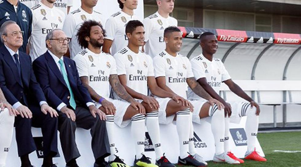 Vinicuis Junior posando con el primer equipo de Real Madrid.&nbsp;(Twitter Real Madrid)