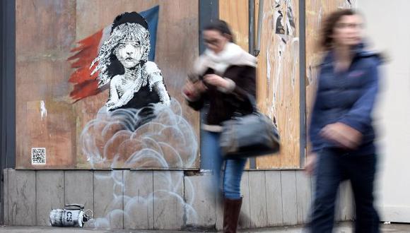 Mural critica el uso de gases lacrimógenos contra los refugiados en Londres. (Banksy)