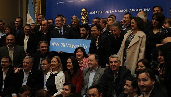 Futbolistas de la selección argentina de México 86' le pidieorn a Messi que no se vaya. (EFE)