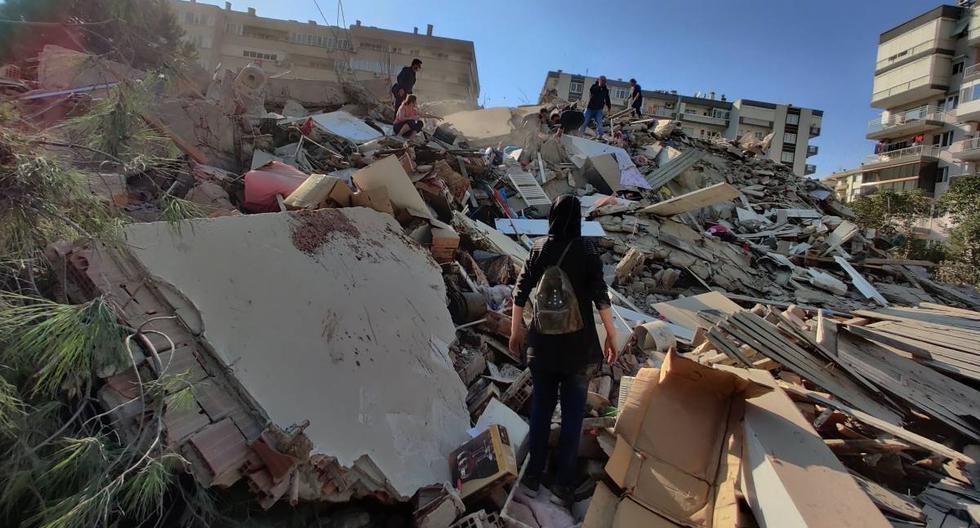 Personas son vistas en un edificio derrumbado tras un terremoto de magnitud 7,0 en el mar Egeo en Esmirna, Turquía. (EFE/EPA/Mehmet Emin Menguarslan).