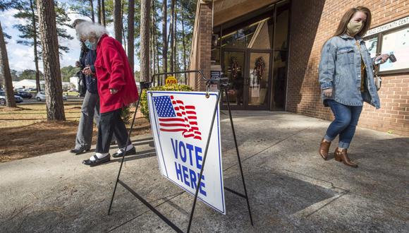 Los votantes abandonan el Warren Road Community Center después de emitir su voto en la tan esperada segunda vuelta de las elecciones de Georgia en Augusta, Georgia. (Michael Holahan / The Augusta Chronicle vía AP).