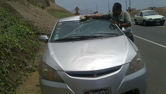 Caída de piedra a vehículo ocurrió frente a la playa Los Delfines, en Miraflores. (Shirley Ávila)
