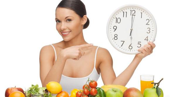 Especialistas recomiendan comer sano y respetar los horarios de las comidas. (Difusión)