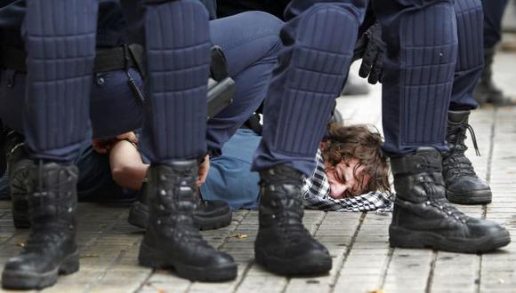 PROTESTAS. En Madrid las manifestaciones alcanzaron su punto más alto, hubo al menos 40 heridos. (AP)