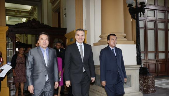 Del Solar estuvo acompañado de algunos legisladores, entre ellos el vocero de Acción Popular, Edmundo del Águila. (Foto: Anthony Niño De Guzmán / GEC)