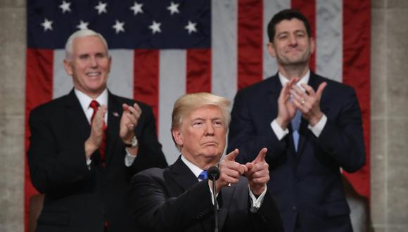 Donald Trump (c), acompañado por el vicepresidente Mike Pence (i) y el presidente de la Cámara de Representantes Paul Ryan (d), en Washington (Estados Unidos). (Foto: EFE)