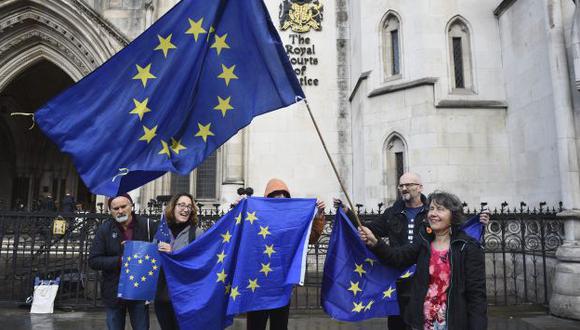 Ciudadanos pro Unión Europea a la salida del Tribunal de Londres. (EFE)