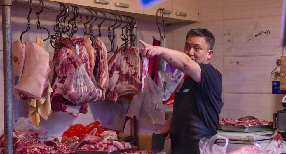 Imagen referencial. Un hombre vende carne en un mercado de China, el 10 de noviembre de 2020. (EFE/EPA/ALEX PLAVEVSKI).