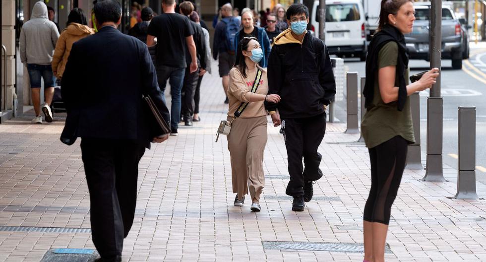 Imagen del mes de mayo de 2020. La gente camina en una calle en Wellington.  (AFP/Marty MELVILLE).
