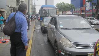 Corredor Azul: Buses no pueden entrar a paraderos porque taxis los invaden
