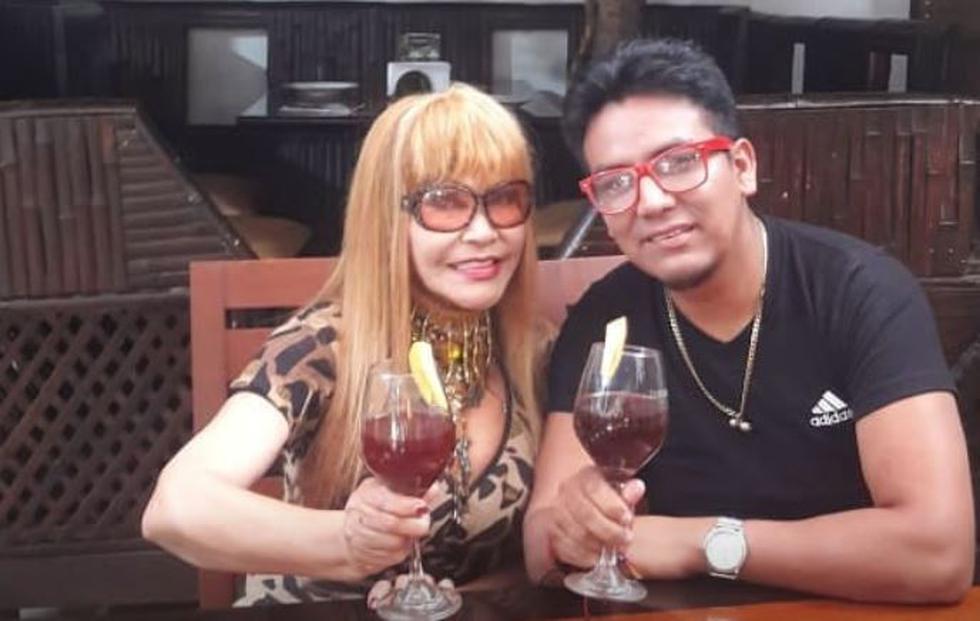 Elmer Molocho Peralta con 'La Tigresa del Oriente' en una fotografía para cuando, supuestamente, eran pareja. (Facebook)