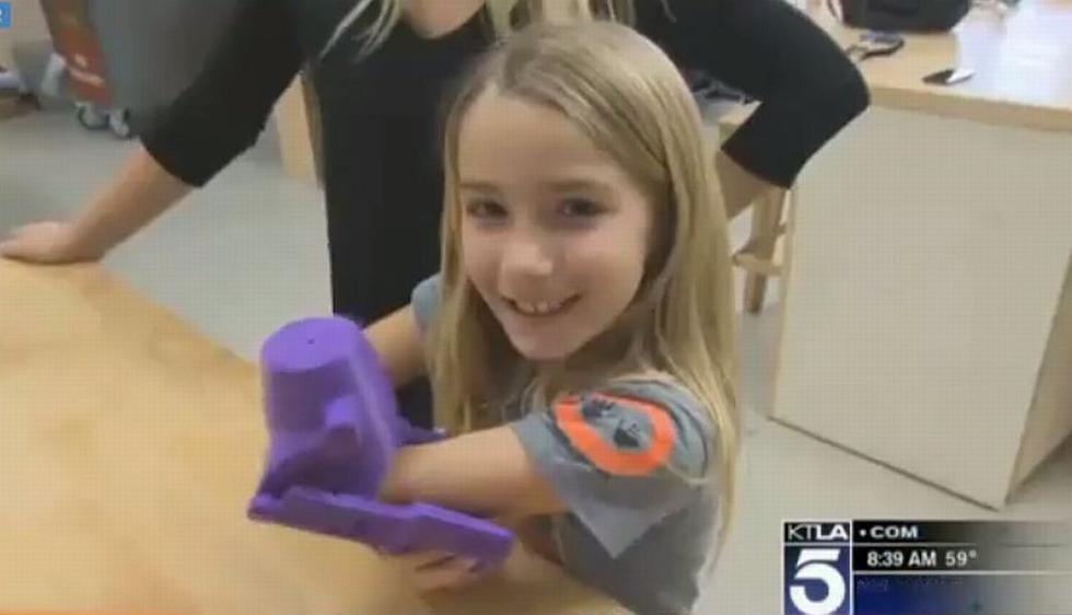 Impresión 3D da una \'mano robot\' a niña. (Captura: Youtube)