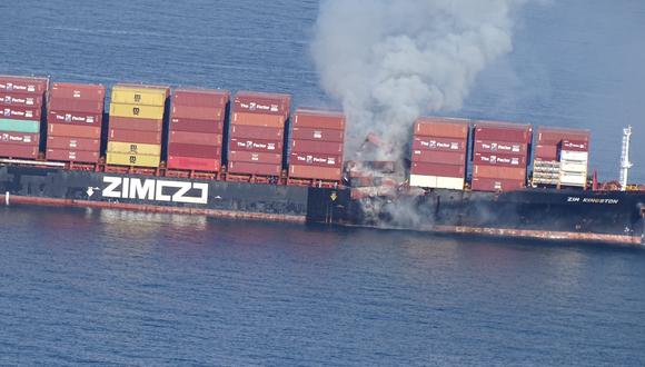 La guardia costera dijo que el barco lleva más de 52.000 kilogramos de químicos, ubicados en dos de los contenedores que se incendiaron. (Foto: Canadian Coast Guard)
