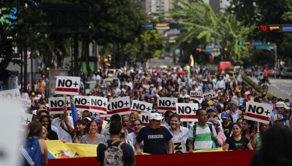 Opositores venezolanos durante una manifestación para exigir el fin de la crisis y en respaldo a la Presidencia interina de Juan Guaidó, en Caracas. (Foto: EFE)